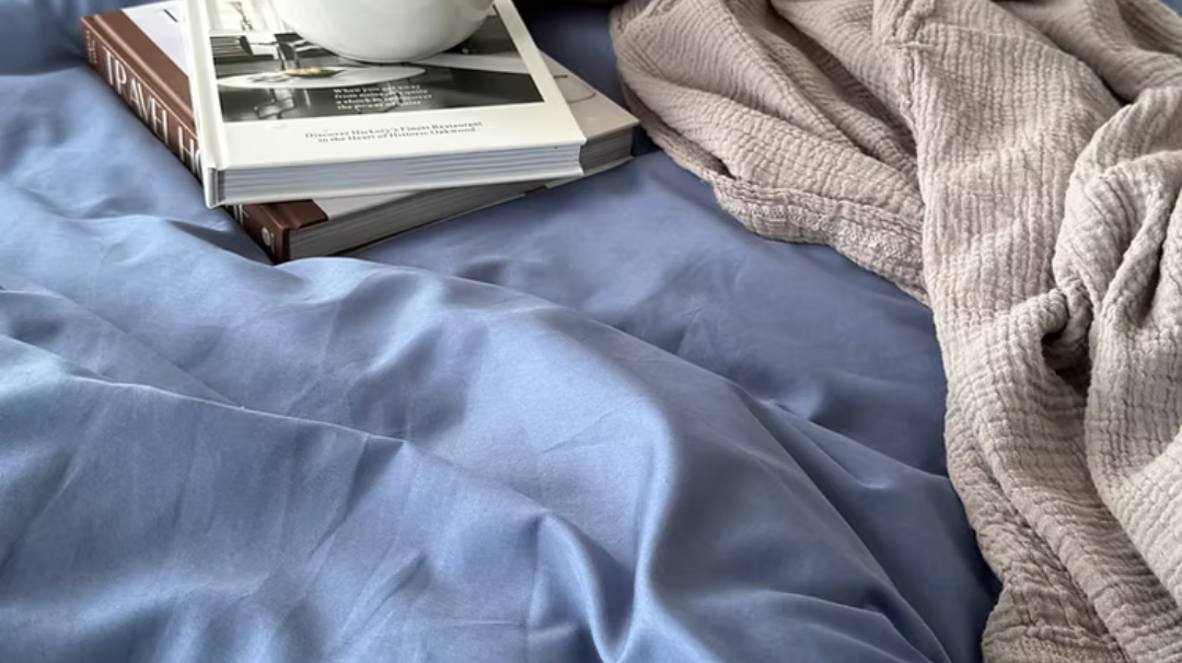 המדריך המלא – איך לבחור כיסוי מיטה שמשדרג את חדר השינה