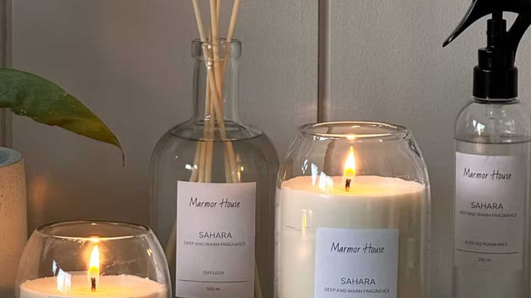 נרות ומפיצי ריח – אווירה חמימה וניחוחות שמרגיעים את הבית