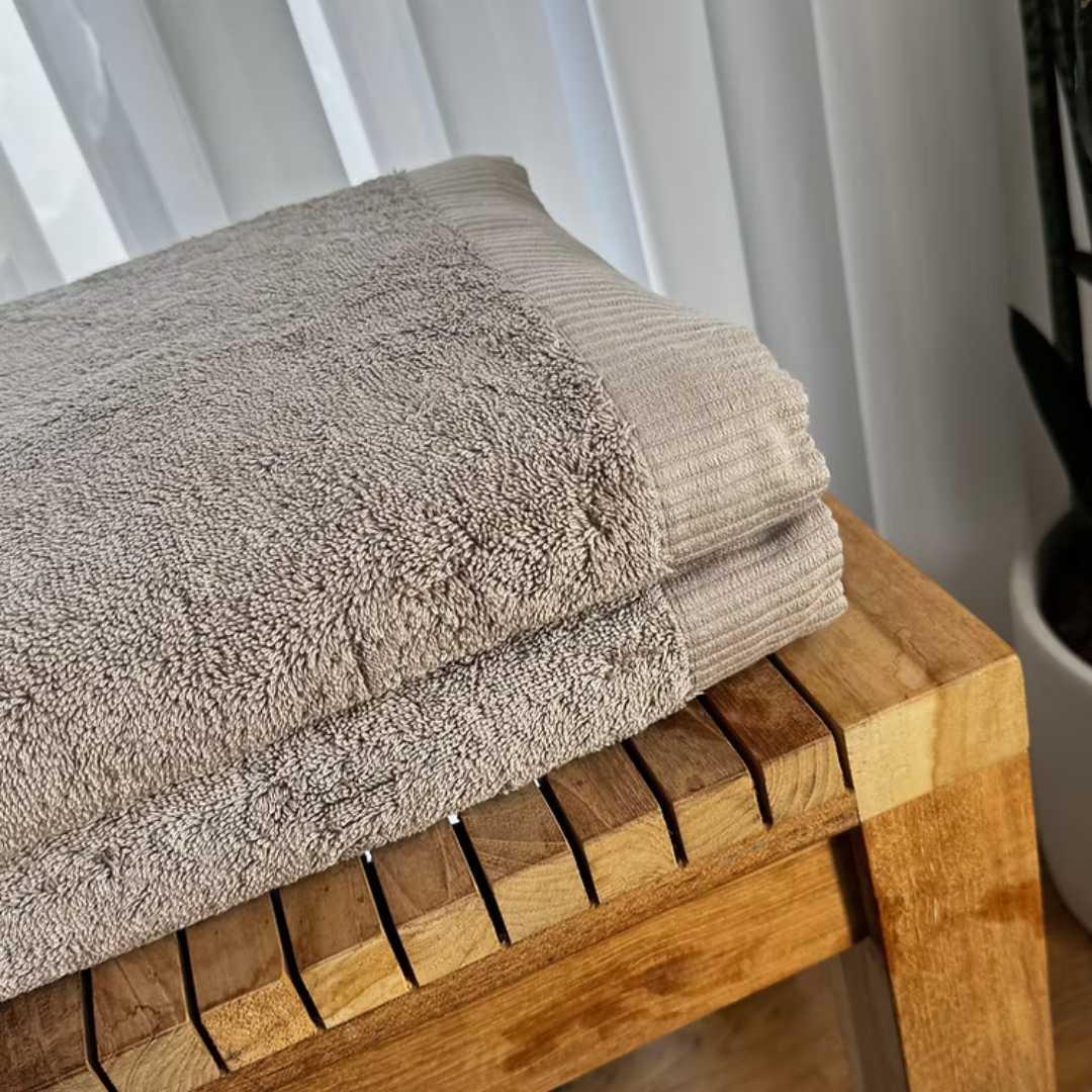 מחפשים את המגבת שתעטוף אתכם בנעימות אחרי מקלחת טובה? מגבות הרחצה שלנו הן בדיוק מה שאתם צריכים. עשויות 100% כותנה איכותית, רכות בטירוף וסופגות ברמה גבוהה.
המגבות שומרות על הרכות והלובן גם אחרי כביסות חוזרות, מתייבשות במהירות ומוסיפות טאץ' נקי ואלגנטי לכל חדר אמבט.