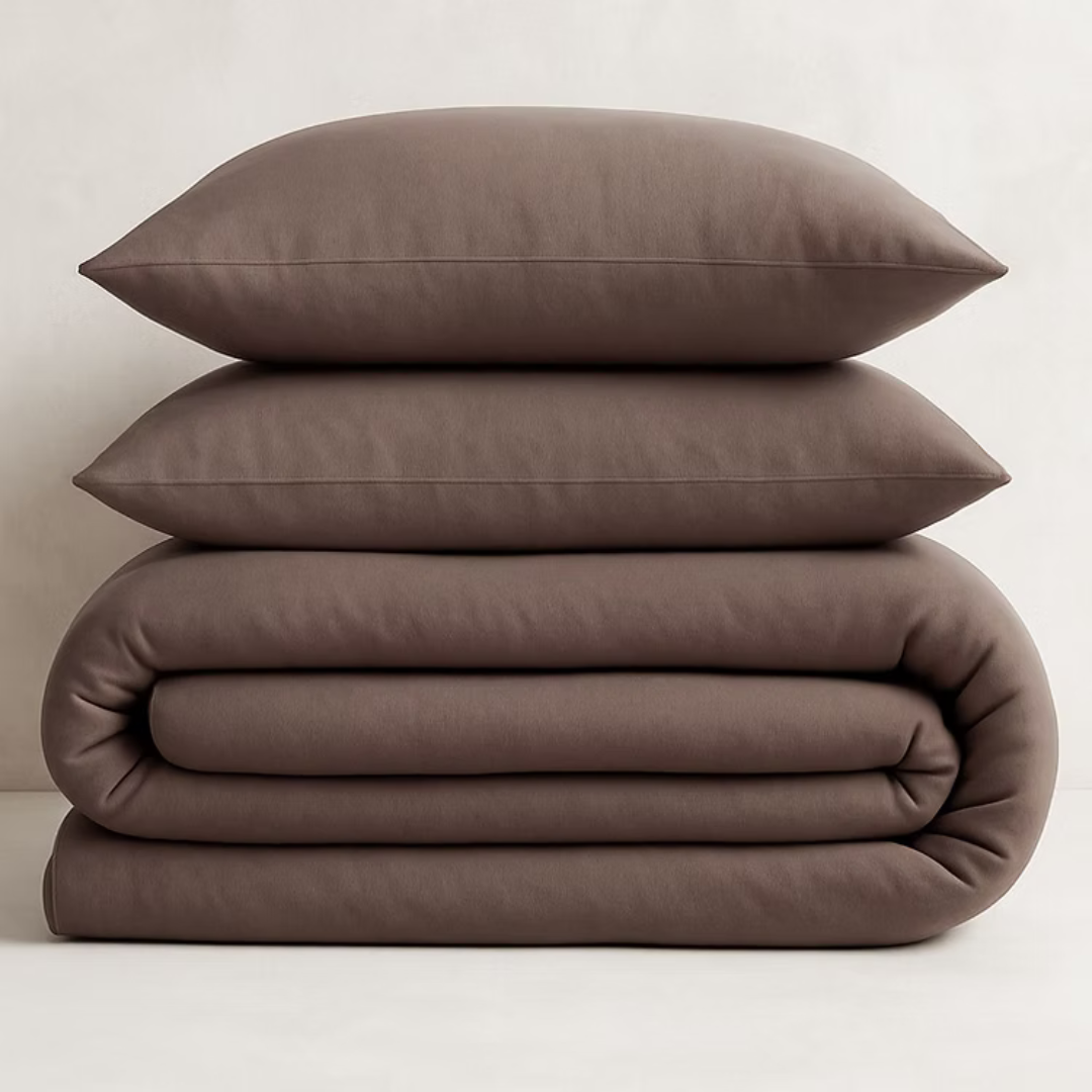 סט מצעים עשוי מבד ג'רסי רך, נושם ובעל מגע חלק ונעים במיוחד. הבד הגמיש "מתלבש" בצורה מושלמת על המזרן ללא מאמץ, שומר על מראה מסודר לאורך כל הלילה ומספק תחושת רוגע ונוחות שמזמינה שינה עמוקה ורצופה בצבע אספרסו.