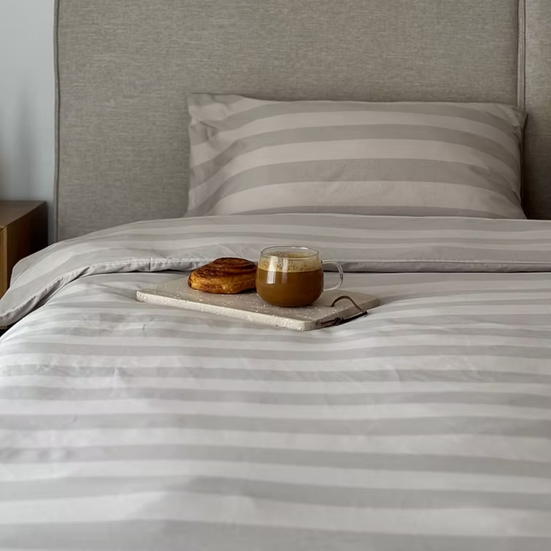 מצעי כותנה מצרית צפיפות 500, עשויים מסיבים דקים וחזקים עם כ-500 חוטים בכל אינץ', מה שהופך אותם לאיכותיים ועמידים לשנים רבות!
מצעים רכים ומפנקים שיהפכו את חדר השינה שלך להרגיש כמו בית מלון. מוצר הדגל שלנו, כותנה מצרית סרוגה באריגת סאטן, הצפיפות גבוהה והאיכותית לחוויית שינה מפנקת.