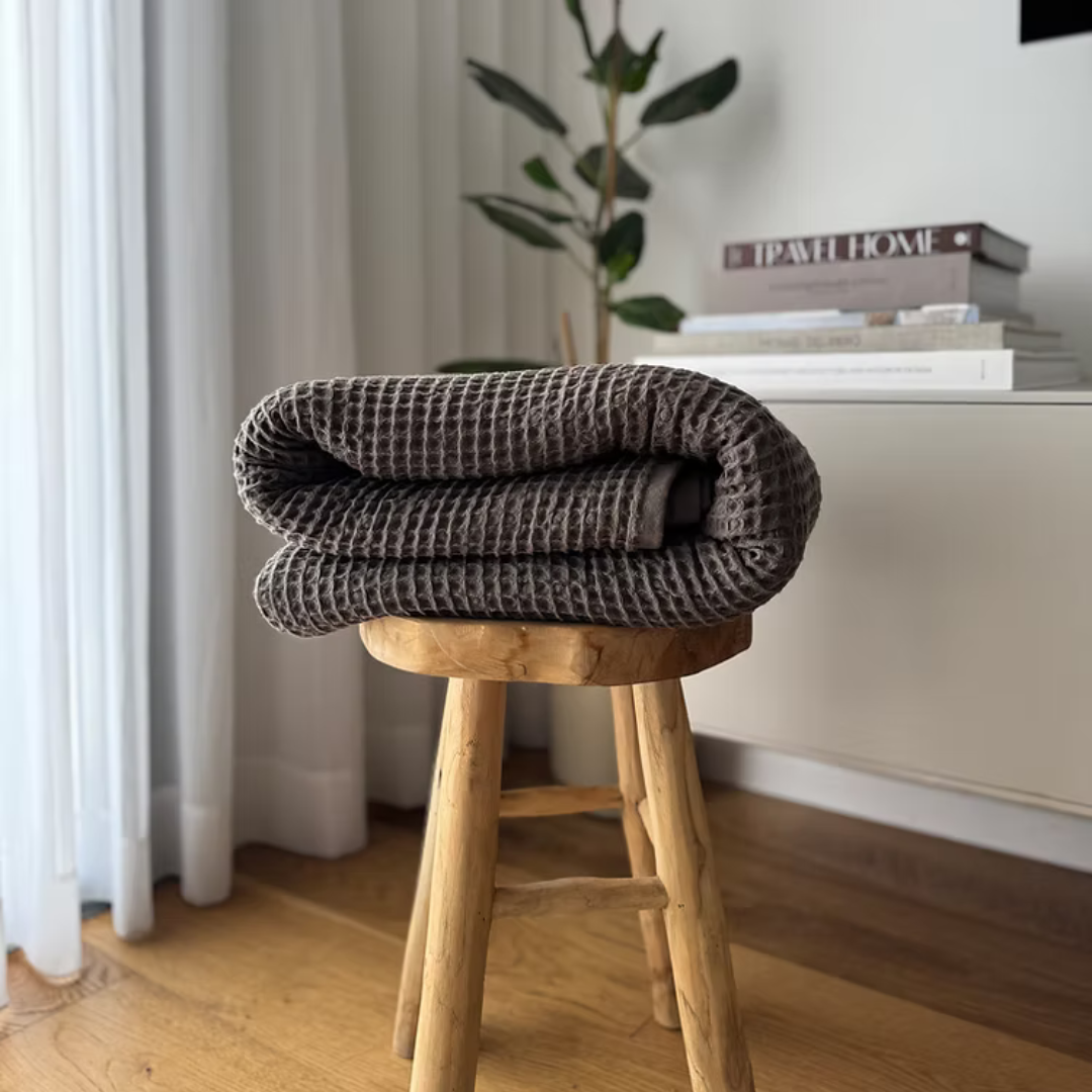 קלילה, נושמת, רכה ונעימה - שמיכת הפיקה שלנו היא בדיוק מה שצריך לנמנום בצהריים או להתכרבלות נעימה בסלון. לא חמה מדי, לא כבדה מדי - היא פשוט מדויקת לעונות המעבר ולקיץ הישראלי.