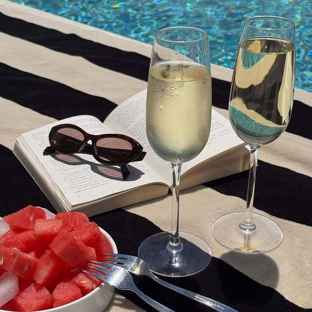 מגבת החוף המושלמת לחוויה גדולה, נוחה ומפנקת! המגבת שלנו עשויה 100% כותנה סרוקה, טבעית ואיכותית. בגודל רחב במיוחד, היא מספקת נוחות ותחושת יוקרה, מושלמת לשימוש אחרי טבילה במים או פשוט כדי לנוח עליה על החוף.