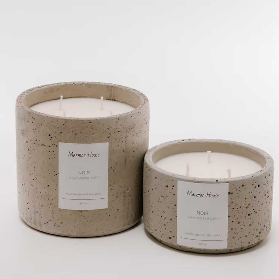 נר ריחני אלגנטי ויוקרתי, המעניק לכל חלל אווירה חמה, מרגיעה ושלווה. הוא עשוי משעוות סויה טבעית לבעירה נקייה וארוכה, עם ניחוח מפנק שמתפזר בעדינות ומשאיר חותם ייחודי בחלל. מושלם לערבים נעימים, לאווירה רומנטית או לרגע של פינוק אחרי יום ארוך.
הנר מגיע בכלי בטון מעוצב בעבודת יד, במראה מינימליסטי אך מלא נוכחות, המשתלב נפלא בכל חלל ומשמש גם כפריט דקורטיבי ייחודי.