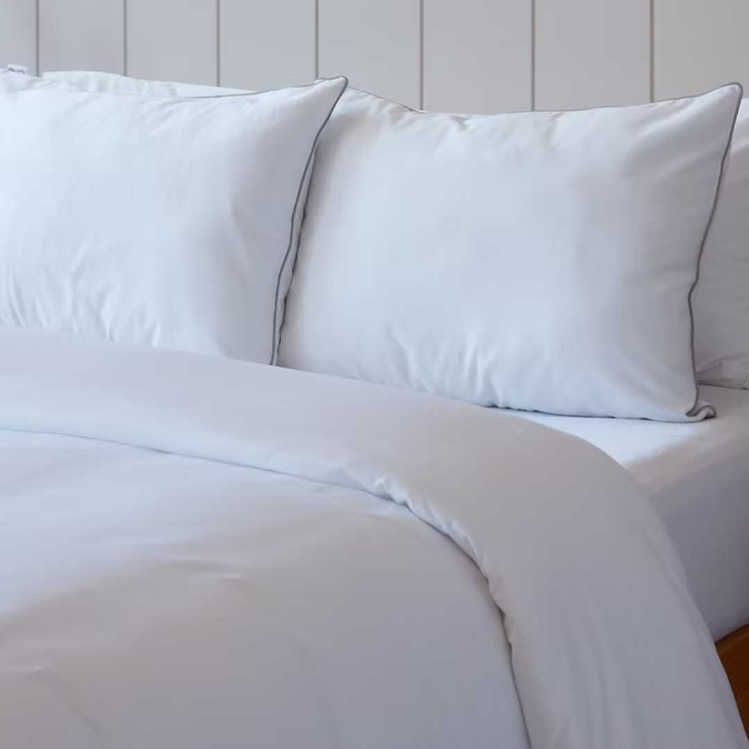 קולקציית הפספול היוקרתית תעניק לחדר השינה שלכם מראה אלגנטי ומדויק. הייחודיות שלה היא מסגרת פספול עדינה בצבע כסף, המוסיפה טאץ' עיצובי מרשים וקלאסי.
המצעים עשויים 100% כותנה מצרית בצפיפות 500 - אלו סיבים דקים וחזקים (כ-500 חוטים לאינץ') ההופכים אותם לאיכותיים ועמידים לשנים רבות. זוהי חווית שינה רכה ומפנקת, ממש כמו בבית מלון, בזכות אריגת סאטן צפופה ואיכותית.