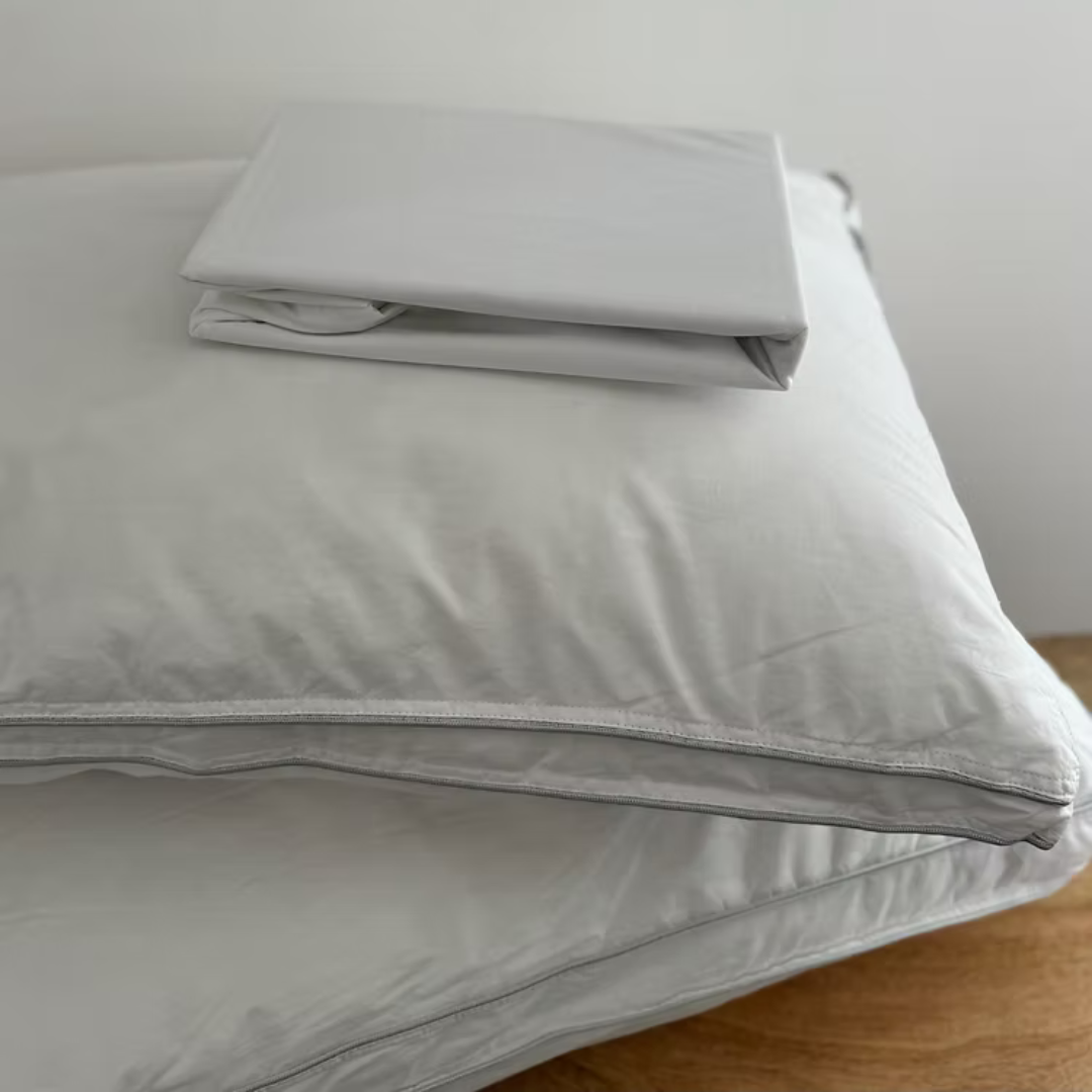 מגן כרית איכותי שישמור על הכריות שלכם בדיוק כמו ביום שקניתם אותן! צידו העליון עשוי בד נושם מחומר טבעי המיוצר מסיבי TENCEL, ומצידו התחתון שכבת הגנה P.U השומרת על הכרית ומונעת חדירת נוזלים.