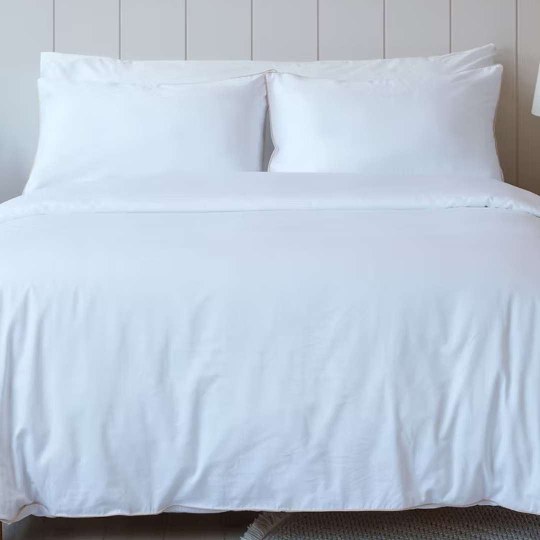 קולקציית הפספול היוקרתית בגימור זהב תעניק לחדר השינה שלכם מראה אלגנטי ויוקרתי. הייחודיות שלה היא מסגרת פספול עדינה בצבע זהב, המוסיפה טאץ' עיצובי מרשים וקלאסי.
המצעים עשויים 100% כותנה מצרית בצפיפות 500 – אלו סיבים דקים וחזקים (כ-500 חוטים לאינץ') ההופכים אותם לאיכותיים ועמידים לשנים רבות. זוהי חווית שינה רכה ומפנקת, ממש כמו בבית מלון, בזכות אריגת סאטן צפופה ואיכותית.