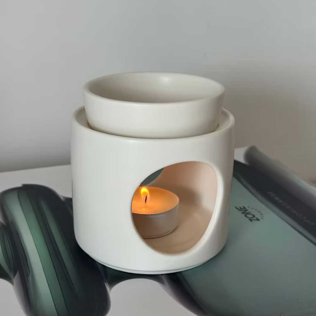 התענגו על רגעי קסם ריחניים עם המבער המודרני שלנו, המביא אליכם שילוב מושלם של עיצוב עכשווי, ניחוח ושלווה. המבער מתאים לשימוש עם שמנים אתריים ויוצר אווירה נעימה ומרגיעה בכל חלל