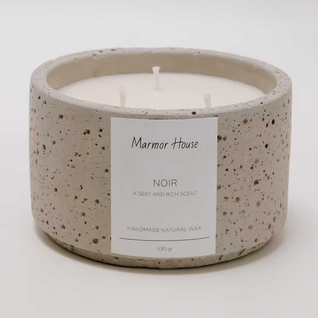 נר ריחני אלגנטי ויוקרתי, המעניק לכל חלל אווירה חמה, מרגיעה ושלווה. הוא עשוי משעוות סויה טבעית לבעירה נקייה וארוכה, עם ניחוח מפנק שמתפזר בעדינות ומשאיר חותם ייחודי בחלל. מושלם לערבים נעימים, לאווירה רומנטית או לרגע של פינוק אחרי יום ארוך.
הנר מגיע בכלי בטון מעוצב בעבודת יד, במראה מינימליסטי אך מלא נוכחות, המשתלב נפלא בכל חלל ומשמש גם כפריט דקורטיבי ייחודי.