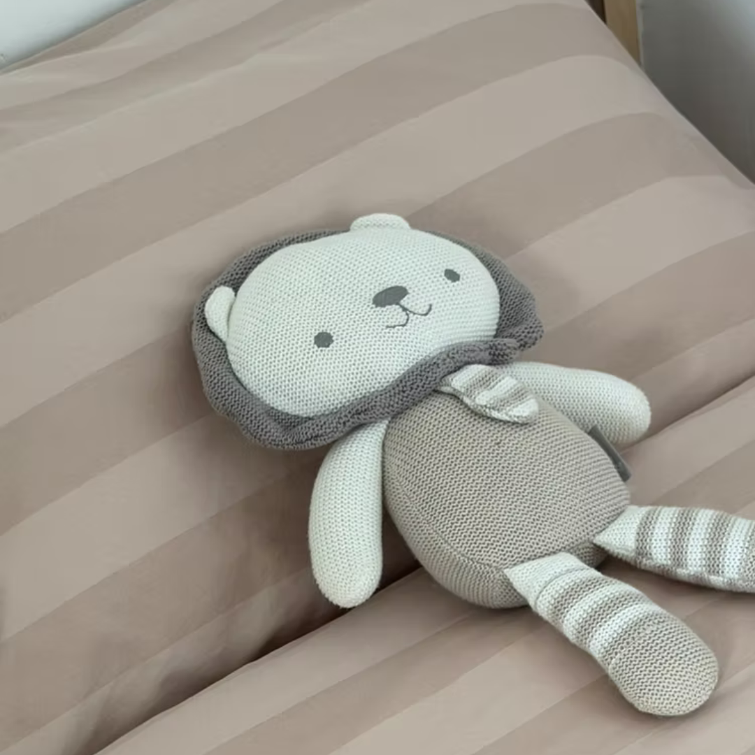 מצעי כותנה מצרית צפיפות 500, עשויים מסיבים דקים וחזקים עם כ-500 חוטים בכל אינץ', מה שהופך אותם לאיכותיים ועמידים לשנים רבות!
מצעים רכים ומפנקים שיהפכו את מיטת התינוק לפינה הכי מפנקת בחדר. כי גם לבייבי שלך מגיע להרגיש כמו בבית מלון! מוצר הדגל שלנו, כותנה מצרית סרוגה באריגת סאטן, באיכות הגבוהה ביותר לחוויית שינה עוטפת ונעימה.