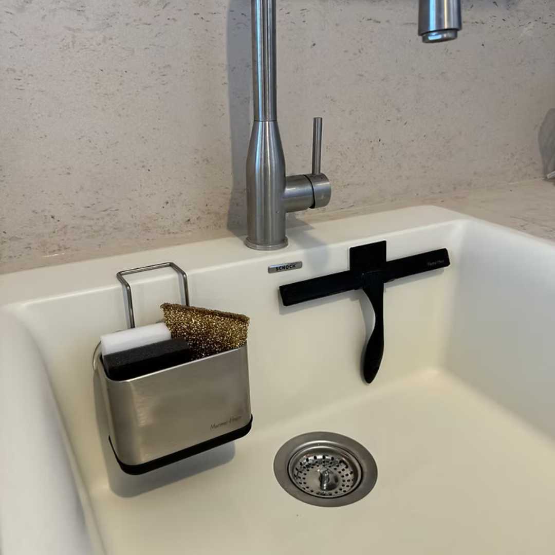 המתקן לכיור נועד ע"מ לשמור על מטבח וכיור נקיים ומסודרים, המתקן עשוי מחומר עמיד וקשיח, כולל תא אחסון לכלי כיור ובעל בסיס מחורר שנועד לניקוז נוזלים ומזעור היווצרות של בקטריות וחיידקים.