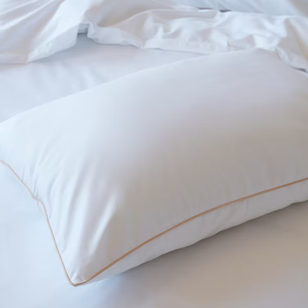 קולקציית הפספול היוקרתית בגימור זהב תעניק לחדר השינה שלכם מראה אלגנטי ויוקרתי. הייחודיות שלה היא מסגרת פספול עדינה בצבע זהב, המוסיפה טאץ' עיצובי מרשים וקלאסי.
המצעים עשויים 100% כותנה מצרית בצפיפות 500 – אלו סיבים דקים וחזקים (כ-500 חוטים לאינץ') ההופכים אותם לאיכותיים ועמידים לשנים רבות. זוהי חווית שינה רכה ומפנקת, ממש כמו בבית מלון, בזכות אריגת סאטן צפופה ואיכותית.