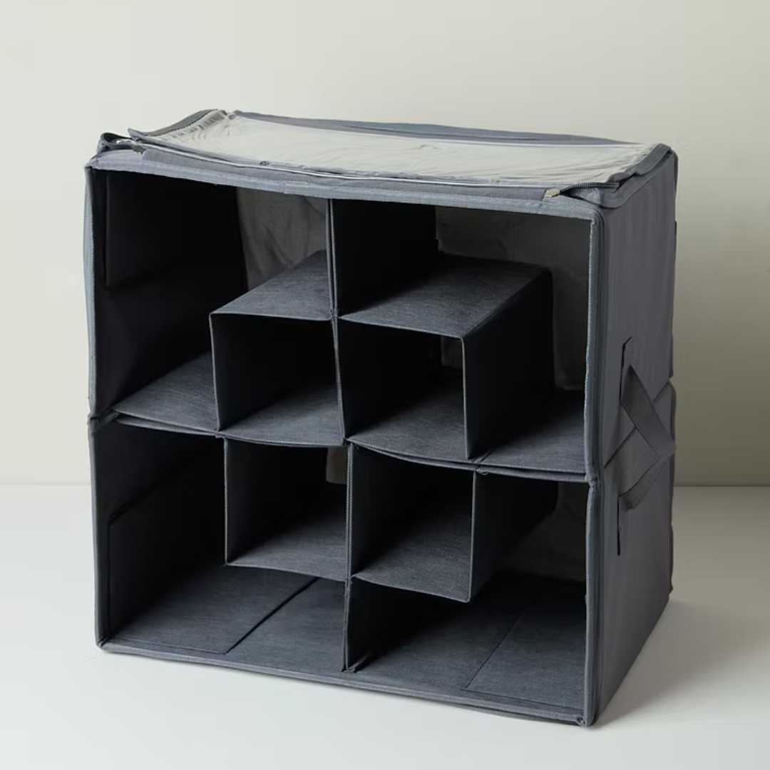 שמרו על הנעליים שלכם כמו חדשות ומצאו כל זוג ברגע! קופסת האחסון הייחודית שלנו היא הפתרון המושלם לסדר וארגון בארון, עם חוצצים פנימיים הניתנים להתאמה אישית מלאה לכל סוגי הנעליים.