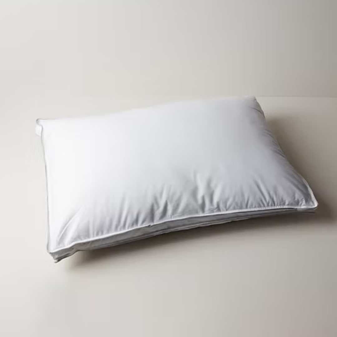 כרית שינה מפנקת במיוחד עם תמיכה רכה, המעניקה תחושה של שקיעה עדינה ועוטפת. הכרית ממולאת בסיבים עדינים ורכים של דמוי פלומה, והיא אנטי-אלרגנית, טבעונית, וללא כל מרכיבים מן החי, ומבטיחה לכם שינה שלווה ובריאה.