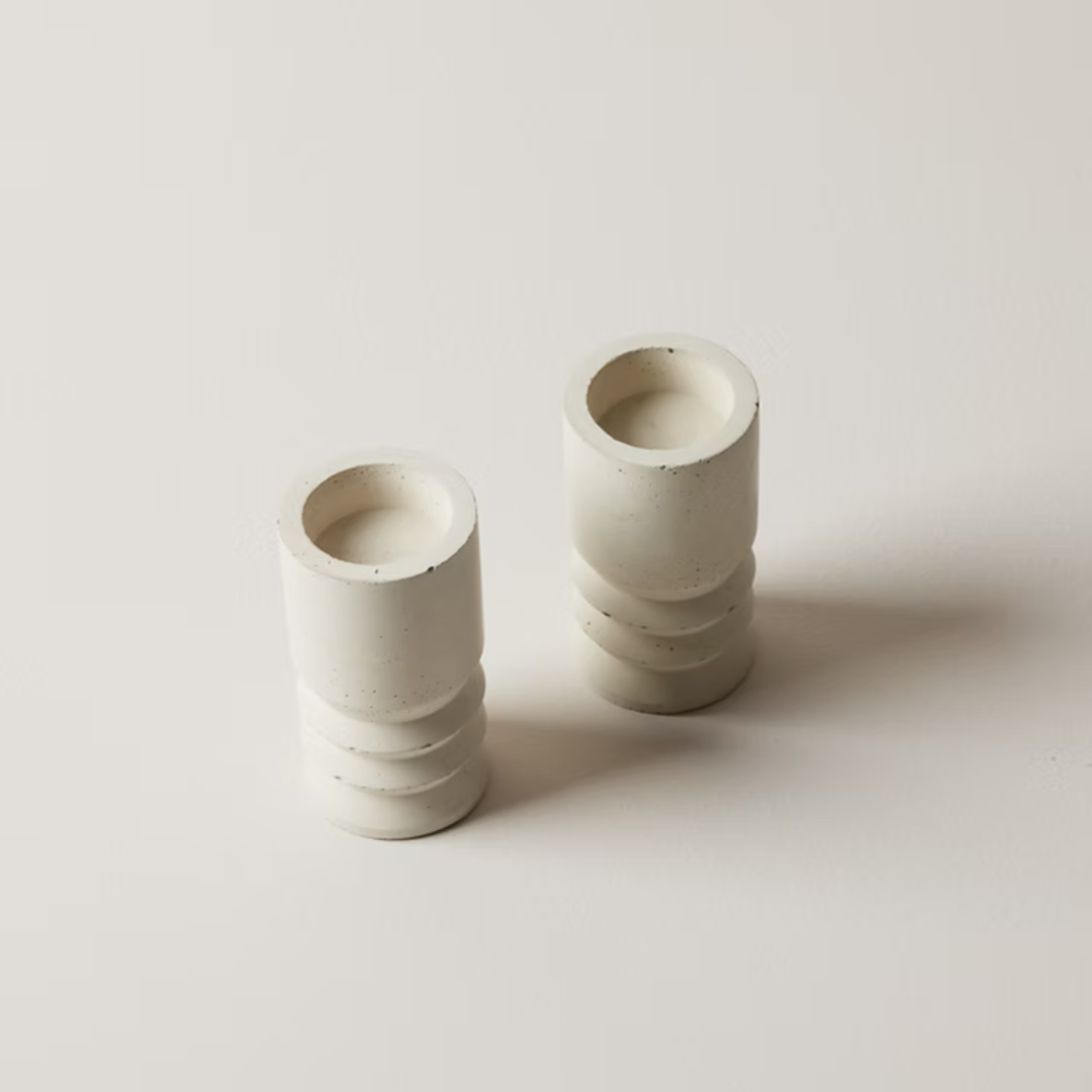 קבלו את השבת עם זוג פמוטי בטון מעוצבים, המיוצרים בעבודת יד מבטון בגוון בז' ייחודי שנוצר במיוחד עבור הקולקציה שלנו. המרקם החלק והנעים מוסיף לחלל נגיעה של מראה טבעי ורגוע, ובאותו זמן נקי ואלגנטי. כל פמוט הוא יחיד במינו, עם שינויים קלים המעידים על תהליך היצירה האישי.