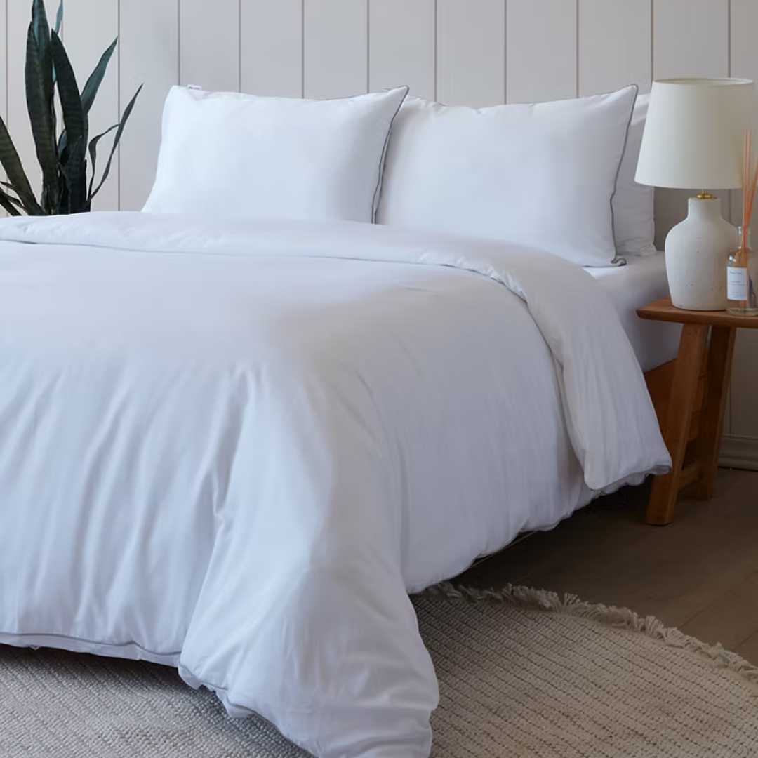 קולקציית הפספול היוקרתית תעניק לחדר השינה שלכם מראה אלגנטי ומדויק. הייחודיות שלה היא מסגרת פספול עדינה בצבע כסף, המוסיפה טאץ' עיצובי מרשים וקלאסי.
המצעים עשויים 100% כותנה מצרית בצפיפות 500 - אלו סיבים דקים וחזקים (כ-500 חוטים לאינץ') ההופכים אותם לאיכותיים ועמידים לשנים רבות. זוהי חווית שינה רכה ומפנקת, ממש כמו בבית מלון, בזכות אריגת סאטן צפופה ואיכותית.