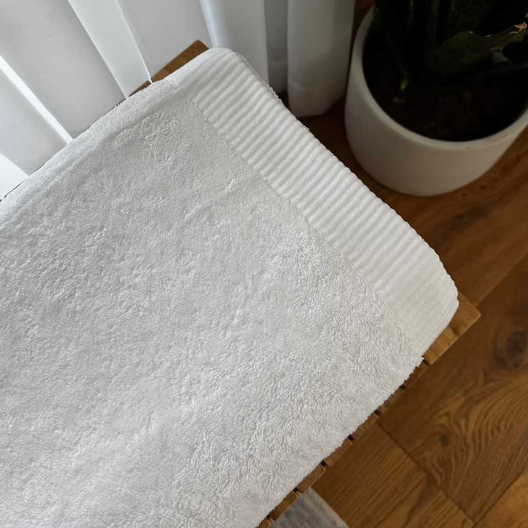 מחפשים את המגבת שתעטוף אתכם בנעימות אחרי מקלחת טובה? מגבות הרחצה שלנו הן בדיוק מה שאתם צריכים. עשויות 100% כותנה איכותית, רכות בטירוף וסופגות ברמה גבוהה.
המגבות שומרות על הרכות והלובן גם אחרי כביסות חוזרות, מתייבשות במהירות ומוסיפות טאץ' נקי ואלגנטי לכל חדר אמבט.