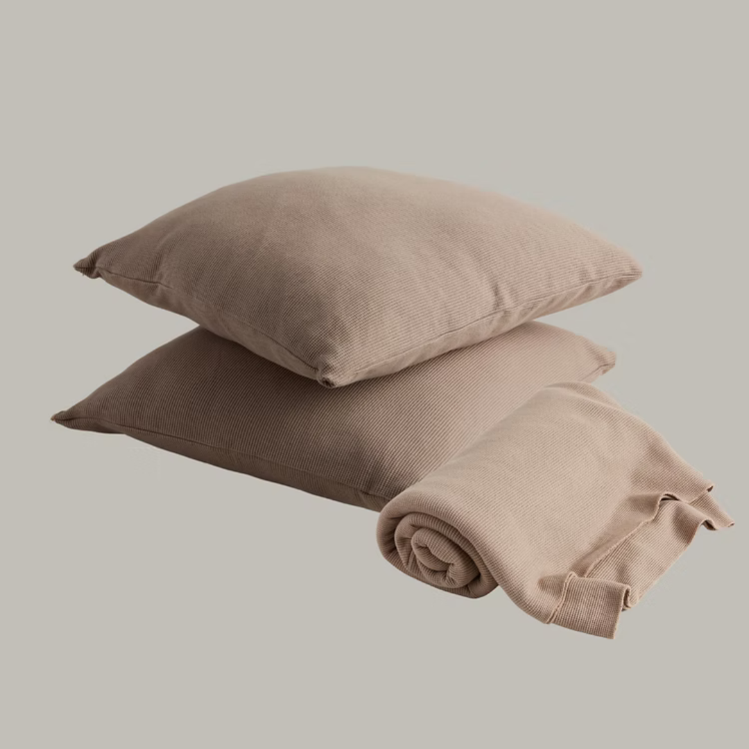 מה כולל המארז?
כיסוי מיטה וופל גדול (200x240 ס"מ)
זוג כריות נוי וופל תואמות (50x50 ס"מ), כולל כריות מילוי איכותיות.