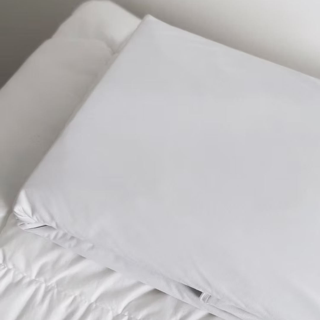 מגן שמיכה איכותי שישמור על השמיכה שלכם בדיוק כמו ביום שקניתם אותה! צידו העליון עשוי בד מחומר טבעי המיוצר מסיבי TENCEL, ומצידו התחתון שכבת הגנה P.U השומרת על השמיכה ומונעת חדירת נוזלים באופן מוחלט.