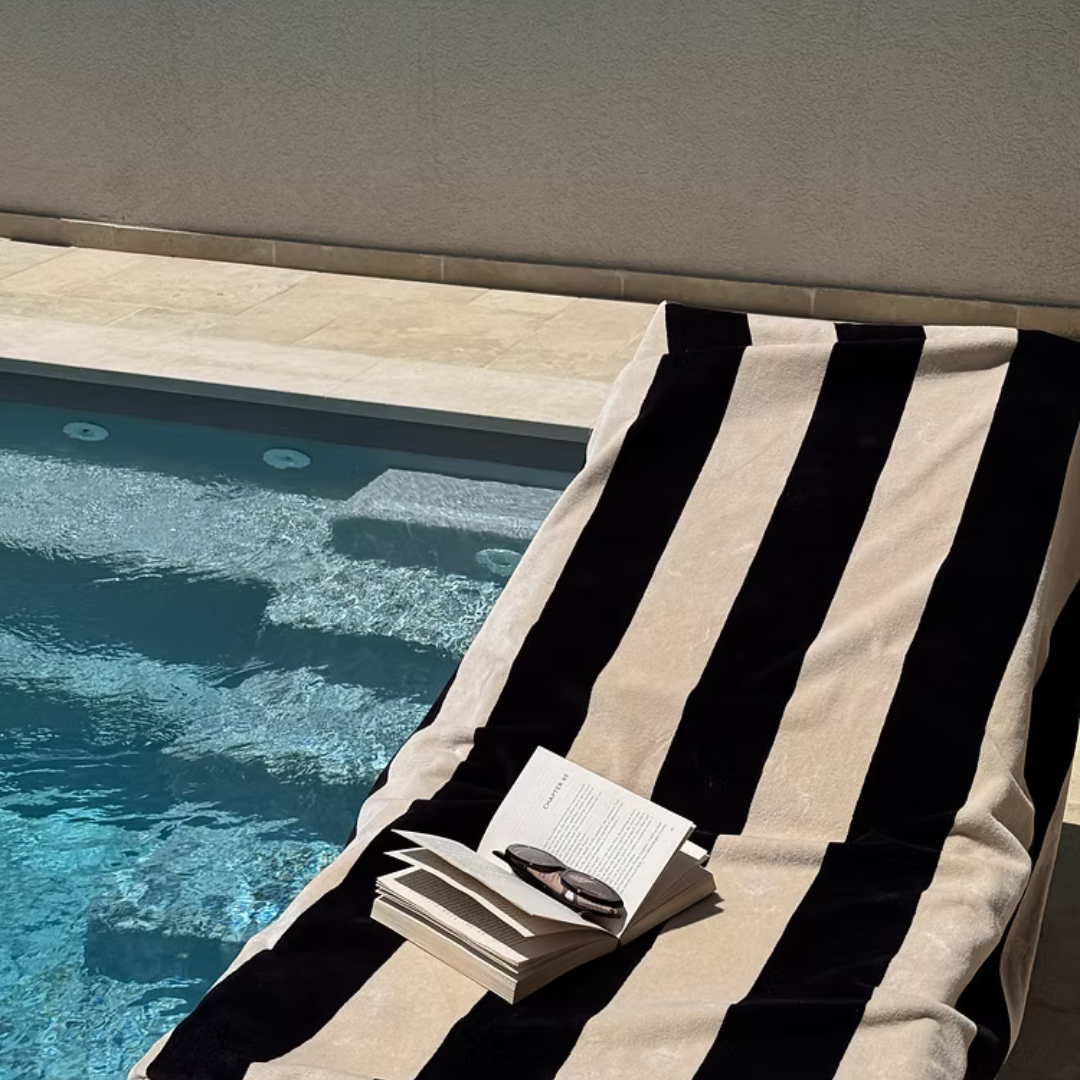 מגבת החוף המושלמת לחוויה גדולה, נוחה ומפנקת! המגבת שלנו עשויה 100% כותנה סרוקה, טבעית ואיכותית. בגודל רחב במיוחד, היא מספקת נוחות ותחושת יוקרה, מושלמת לשימוש אחרי טבילה במים או פשוט כדי לנוח עליה על החוף.