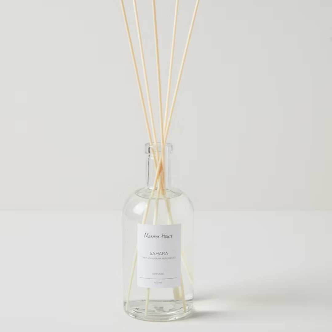 הכניסו לביתכם תחושת רעננות וניחוח בלתי נשכח עם המארז המפנק שלנו!
המארז משלב בין שני המוצרים האהובים שלנו ליצירת חווית ריח מושלמת: ניחוח קבוע ועדין מהמפיץ, ורענון מיידי ועוצמתי מהתרסיס.
מה במארז?