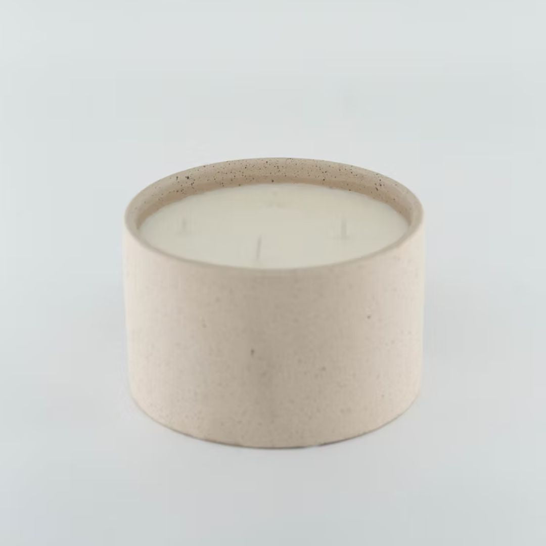 נר יוקרתי המונח בקערת אבן מדברית טבעית בגוון קרם, ומהווה פריט עיצובי ייחודי המכניס חמימות וטבעיות לכל חדר. הנר עשוי משעוות סויה טבעית וממלא את החלל בניחוח SAHARA המרענן והנקי שלנו. הוא מגיע עם מכסה אבן תואם, השומר על הריח ועל מראה מינימליסטי כשהנר אינו בשימוש.