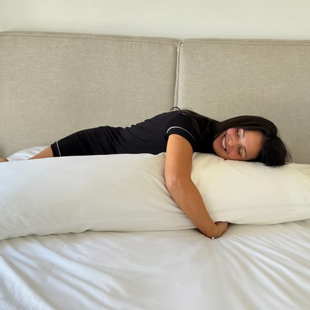 מארז מפנק: כרית ארוכה + ציפית לבנה מכותנה מצרית 500 אינץ'
הכי קרוב לחוויית בית-מלון בבית: כרית ארוכה ורכה במיוחד במילוי דמוי-פלומה, יחד עם ציפית תואמת לבנה עשויה 100% כותנה מצרית באריגת סאטן ובצפיפות 500 חוטים לאינץ'. שילוב שמעניק מגע חלק, רכות מפנקת ותמיכה נעימה – לשינה זוגית, לנשים בהריון והנקה, לקריאה במיטה וגם כפריט נוי אלגנטי.