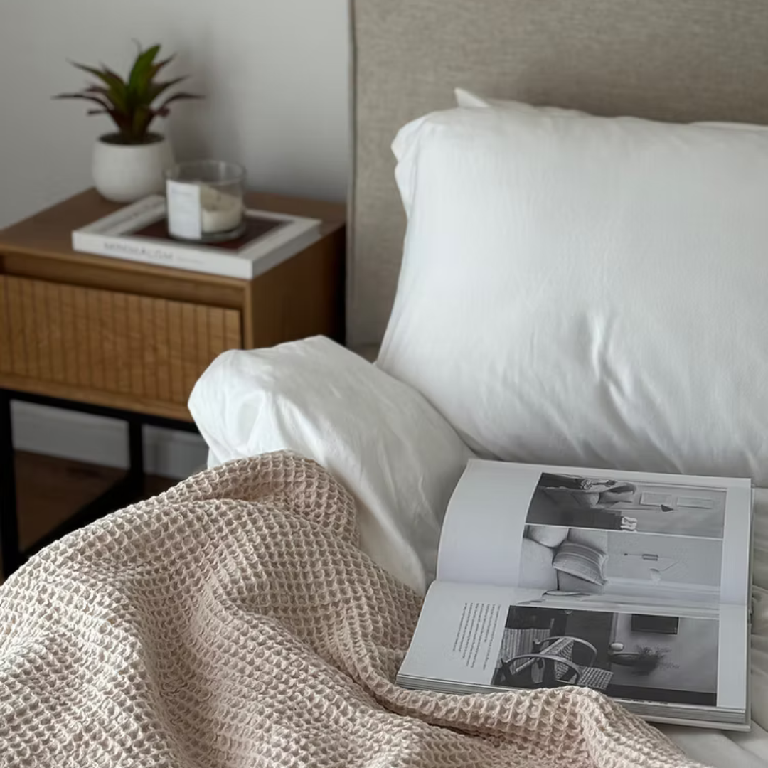 קלילה, נושמת, רכה ונעימה – שמיכת הפיקה שלנו היא בדיוק מה שצריך לנמנום בצהריים או להתכרבלות נעימה בסלון. לא חמה מדי, לא כבדה מדי – היא פשוט מדויקת לעונות המעבר ולקיץ הישראלי.