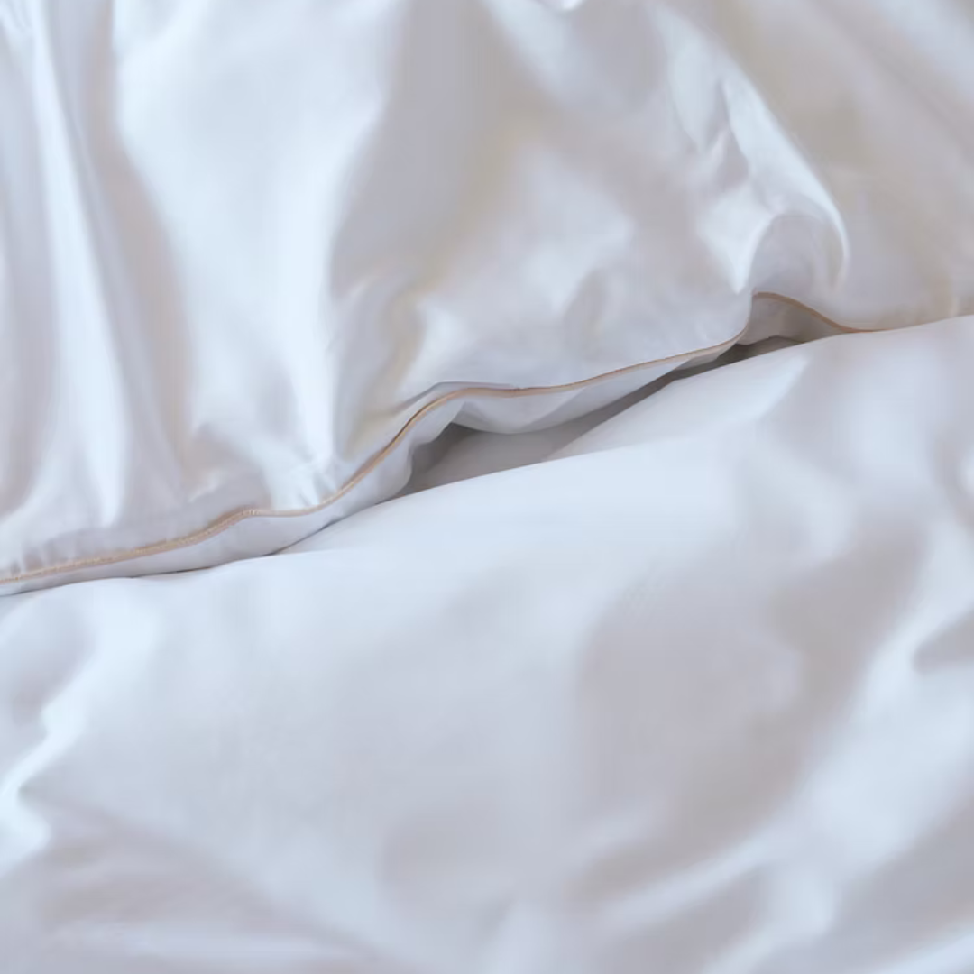 קולקציית הפספול היוקרתית בגימור זהב תעניק לחדר השינה שלכם מראה אלגנטי ויוקרתי. הייחודיות שלה היא מסגרת פספול עדינה בצבע זהב, המוסיפה טאץ' עיצובי מרשים וקלאסי.
המצעים עשויים 100% כותנה מצרית בצפיפות 500 – אלו סיבים דקים וחזקים (כ-500 חוטים לאינץ') ההופכים אותם לאיכותיים ועמידים לשנים רבות. זוהי חווית שינה רכה ומפנקת, ממש כמו בבית מלון, בזכות אריגת סאטן צפופה ואיכותית.