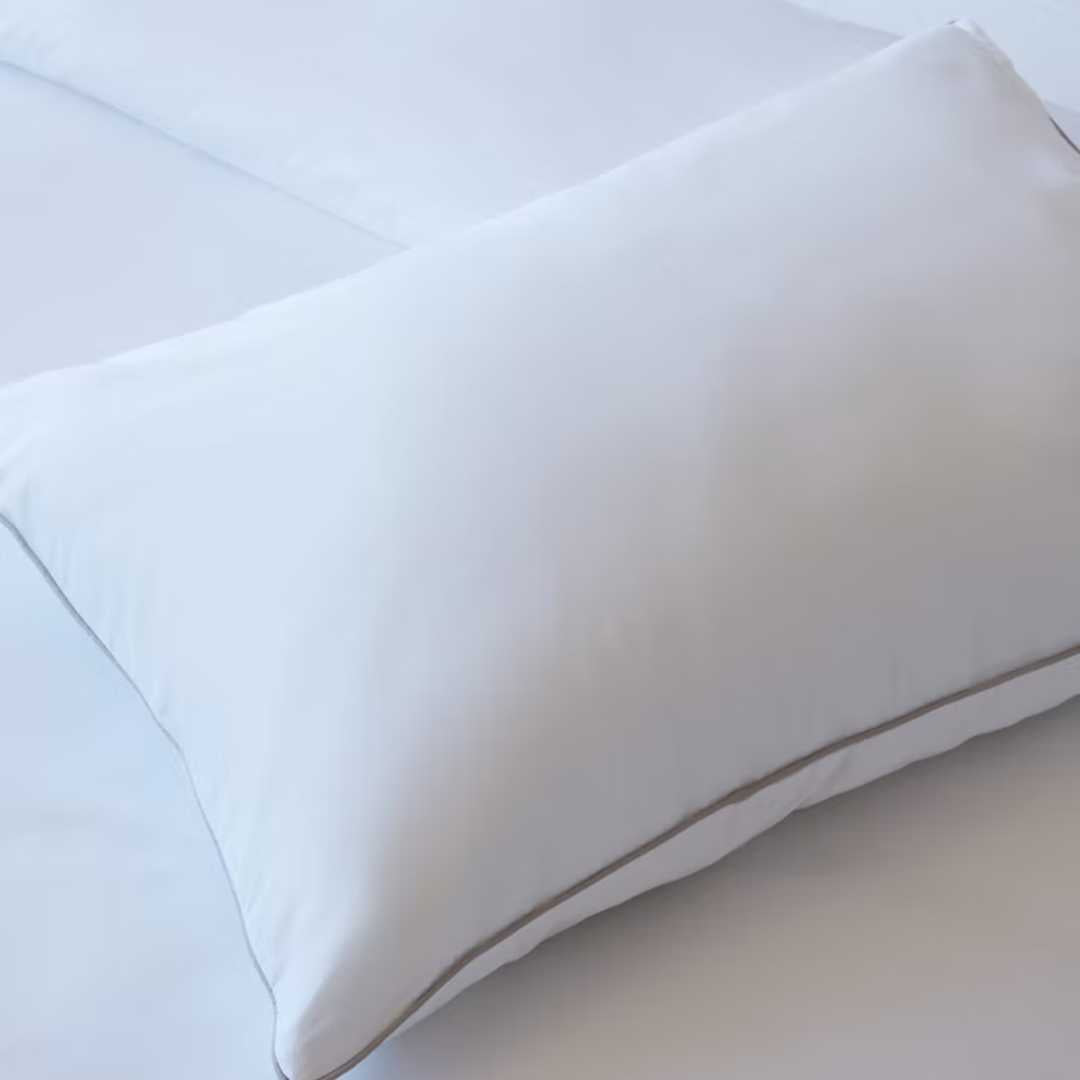 קולקציית הפספול היוקרתית תעניק לחדר השינה שלכם מראה אלגנטי ומדויק. הייחודיות שלה היא מסגרת פספול עדינה בצבע כסף, המוסיפה טאץ' עיצובי מרשים וקלאסי.
המצעים עשויים 100% כותנה מצרית בצפיפות 500 - אלו סיבים דקים וחזקים (כ-500 חוטים לאינץ') ההופכים אותם לאיכותיים ועמידים לשנים רבות. זוהי חווית שינה רכה ומפנקת, ממש כמו בבית מלון, בזכות אריגת סאטן צפופה ואיכותית.