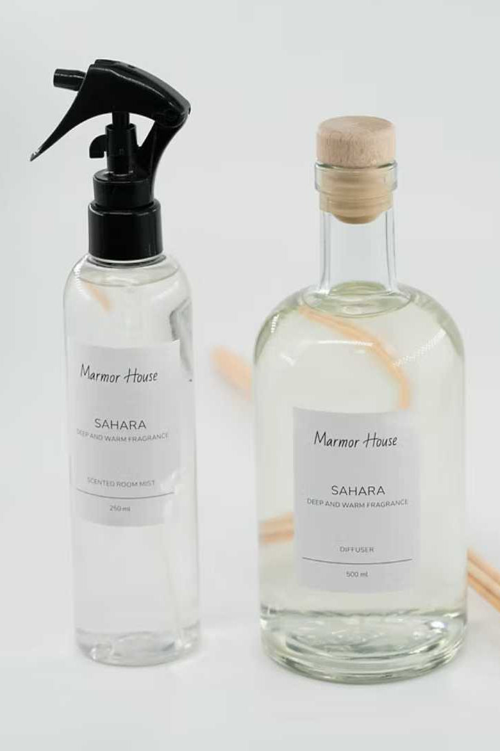 הכניסו לביתכם תחושת רעננות וניחוח בלתי נשכח עם המארז המפנק שלנו!
המארז משלב בין שני המוצרים האהובים שלנו ליצירת חווית ריח מושלמת: ניחוח קבוע ועדין מהמפיץ, ורענון מיידי ועוצמתי מהתרסיס.
מה במארז?