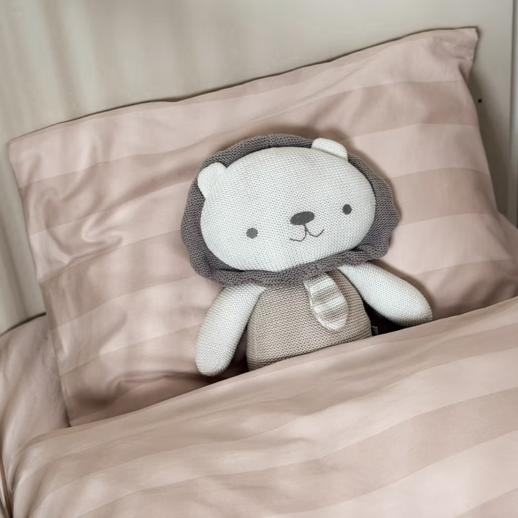 מצעי כותנה מצרית צפיפות 500, עשויים מסיבים דקים וחזקים עם כ-500 חוטים בכל אינץ', מה שהופך אותם לאיכותיים ועמידים לשנים רבות!
מצעים רכים ומפנקים שיהפכו את מיטת התינוק לפינה הכי מפנקת בחדר. כי גם לבייבי שלך מגיע להרגיש כמו בבית מלון! מוצר הדגל שלנו, כותנה מצרית סרוגה באריגת סאטן, באיכות הגבוהה ביותר לחוויית שינה עוטפת ונעימה.