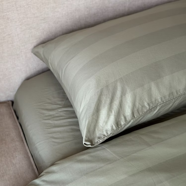 מצעי כותנה מצרית צפיפות 500, עשויים מסיבים דקים וחזקים עם כ-500 חוטים בכל אינץ', מה שהופך אותם לאיכותיים ועמידים לשנים רבות!
מצעים רכים ומפנקים שיהפכו את חדר השינה שלך להרגיש כמו בית מלון. מוצר הדגל שלנו, כותנה מצרית סרוגה באריגת סאטן, הצפיפות גבוהה והאיכותית לחוויית שינה מפנקת.