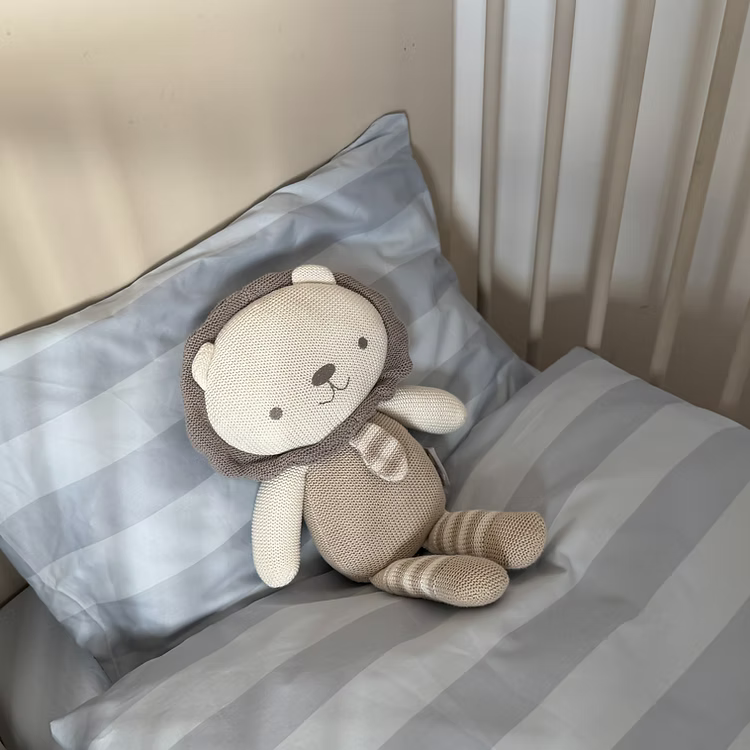 מצעי כותנה מצרית צפיפות 500, עשויים מסיבים דקים וחזקים עם כ-500 חוטים בכל אינץ', מה שהופך אותם לאיכותיים ועמידים לשנים רבות!
מצעים רכים ומפנקים שיהפכו את מיטת התינוק לפינה הכי מפנקת בחדר. כי גם לבייבי שלך מגיע להרגיש כמו בבית מלון! מוצר הדגל שלנו, כותנה מצרית סרוגה באריגת סאטן, באיכות הגבוהה ביותר לחוויית שינה עוטפת ונעימה.