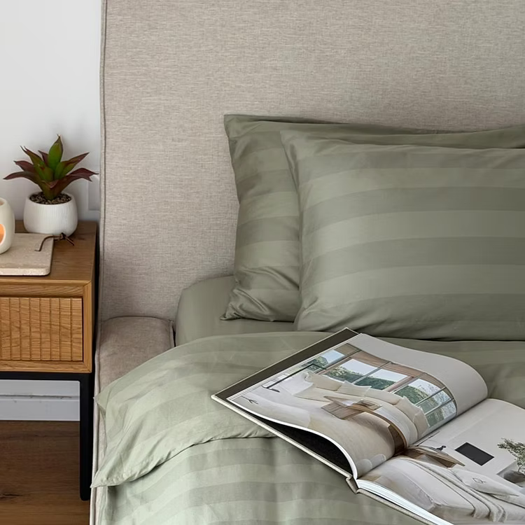 מצעי כותנה מצרית צפיפות 500, עשויים מסיבים דקים וחזקים עם כ-500 חוטים בכל אינץ', מה שהופך אותם לאיכותיים ועמידים לשנים רבות!
מצעים רכים ומפנקים שיהפכו את חדר השינה שלך להרגיש כמו בית מלון. מוצר הדגל שלנו, כותנה מצרית סרוגה באריגת סאטן, הצפיפות גבוהה והאיכותית לחוויית שינה מפנקת.