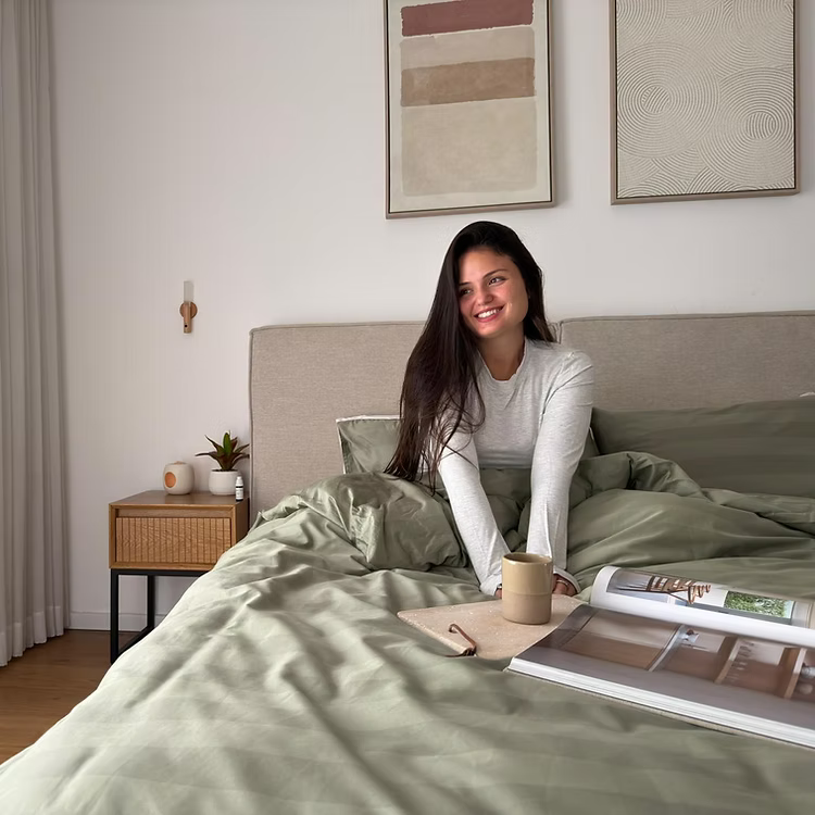 מצעי כותנה מצרית צפיפות 500, עשויים מסיבים דקים וחזקים עם כ-500 חוטים בכל אינץ', מה שהופך אותם לאיכותיים ועמידים לשנים רבות!
מצעים רכים ומפנקים שיהפכו את חדר השינה שלך להרגיש כמו בית מלון. מוצר הדגל שלנו, כותנה מצרית סרוגה באריגת סאטן, הצפיפות גבוהה והאיכותית לחוויית שינה מפנקת.