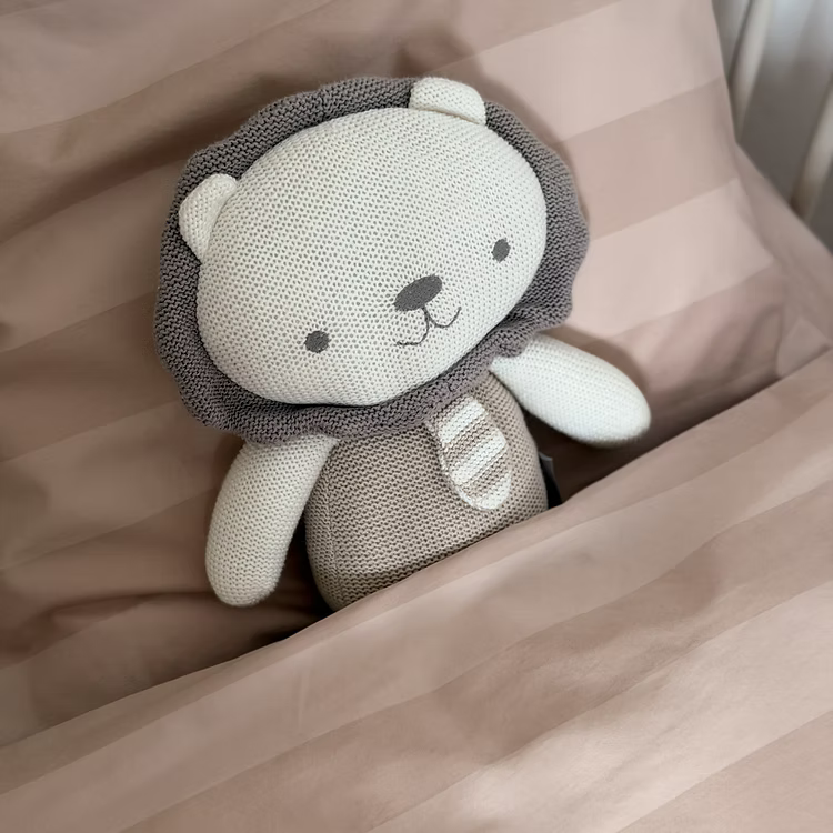 מצעי כותנה מצרית צפיפות 500, עשויים מסיבים דקים וחזקים עם כ-500 חוטים בכל אינץ', מה שהופך אותם לאיכותיים ועמידים לשנים רבות!
מצעים רכים ומפנקים שיהפכו את מיטת התינוק לפינה הכי מפנקת בחדר. כי גם לבייבי שלך מגיע להרגיש כמו בבית מלון! מוצר הדגל שלנו, כותנה מצרית סרוגה באריגת סאטן, באיכות הגבוהה ביותר לחוויית שינה עוטפת ונעימה.