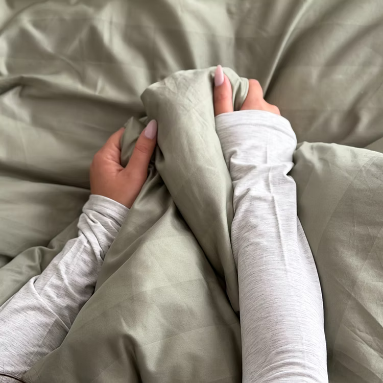 מצעי כותנה מצרית צפיפות 500, עשויים מסיבים דקים וחזקים עם כ-500 חוטים בכל אינץ', מה שהופך אותם לאיכותיים ועמידים לשנים רבות!
מצעים רכים ומפנקים שיהפכו את חדר השינה שלך להרגיש כמו בית מלון. מוצר הדגל שלנו, כותנה מצרית סרוגה באריגת סאטן, הצפיפות גבוהה והאיכותית לחוויית שינה מפנקת.