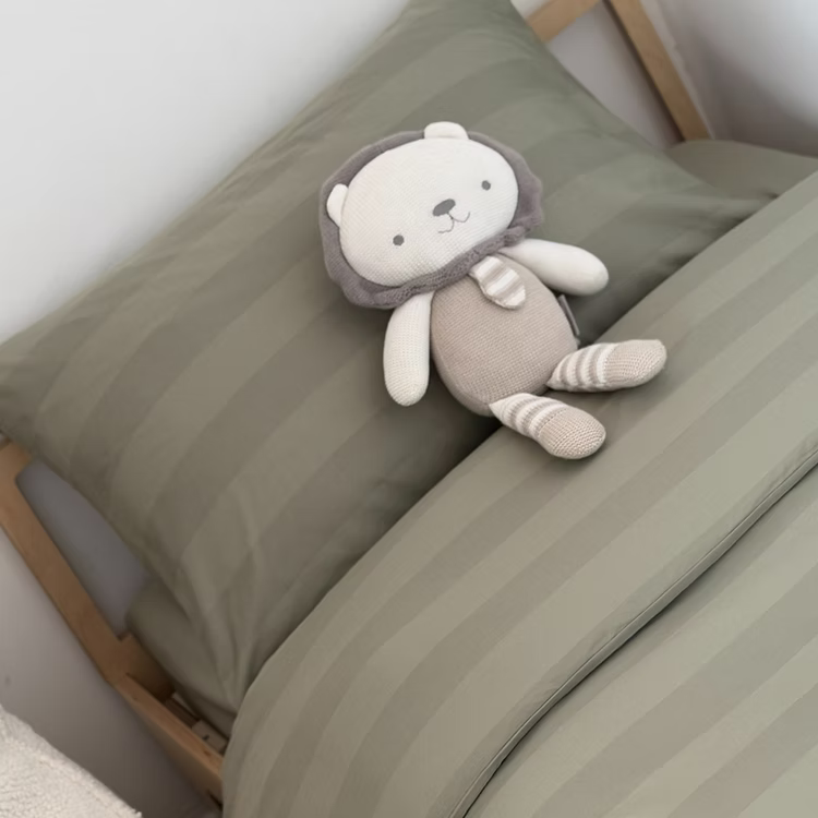 מצעי כותנה מצרית צפיפות 500, עשויים מסיבים דקים וחזקים עם כ-500 חוטים בכל אינץ', מה שהופך אותם לאיכותיים ועמידים לשנים רבות!
מצעים רכים ומפנקים שיהפכו את מיטת התינוק לפינה הכי מפנקת בחדר. כי גם לבייבי שלך מגיע להרגיש כמו בבית מלון! מוצר הדגל שלנו, כותנה מצרית סרוגה באריגת סאטן, באיכות הגבוהה ביותר לחוויית שינה עוטפת ונעימה.