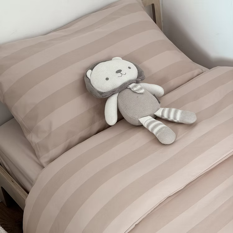 מצעי כותנה מצרית צפיפות 500, עשויים מסיבים דקים וחזקים עם כ-500 חוטים בכל אינץ', מה שהופך אותם לאיכותיים ועמידים לשנים רבות!
מצעים רכים ומפנקים שיהפכו את מיטת התינוק לפינה הכי מפנקת בחדר. כי גם לבייבי שלך מגיע להרגיש כמו בבית מלון! מוצר הדגל שלנו, כותנה מצרית סרוגה באריגת סאטן, באיכות הגבוהה ביותר לחוויית שינה עוטפת ונעימה.