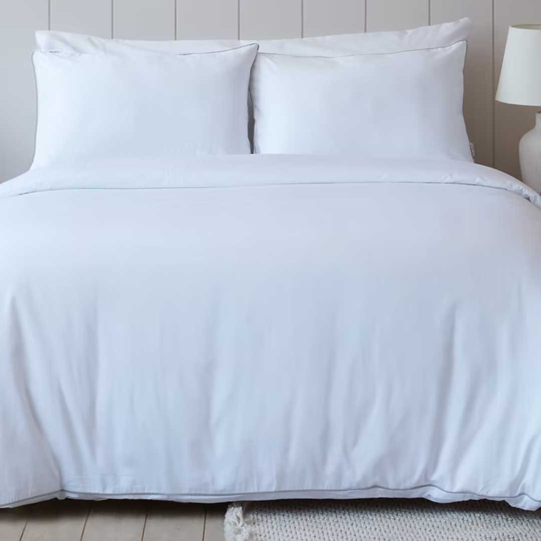 קולקציית הפספול היוקרתית תעניק לחדר השינה שלכם מראה אלגנטי ומדויק. הייחודיות שלה היא מסגרת פספול עדינה בצבע כסף, המוסיפה טאץ' עיצובי מרשים וקלאסי.
המצעים עשויים 100% כותנה מצרית בצפיפות 500 - אלו סיבים דקים וחזקים (כ-500 חוטים לאינץ') ההופכים אותם לאיכותיים ועמידים לשנים רבות. זוהי חווית שינה רכה ומפנקת, ממש כמו בבית מלון, בזכות אריגת סאטן צפופה ואיכותית.