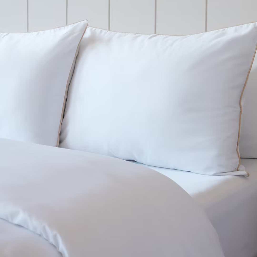 קולקציית הפספול היוקרתית בגימור זהב תעניק לחדר השינה שלכם מראה אלגנטי ויוקרתי. הייחודיות שלה היא מסגרת פספול עדינה בצבע זהב, המוסיפה טאץ' עיצובי מרשים וקלאסי.
המצעים עשויים 100% כותנה מצרית בצפיפות 500 – אלו סיבים דקים וחזקים (כ-500 חוטים לאינץ') ההופכים אותם לאיכותיים ועמידים לשנים רבות. זוהי חווית שינה רכה ומפנקת, ממש כמו בבית מלון, בזכות אריגת סאטן צפופה ואיכותית.