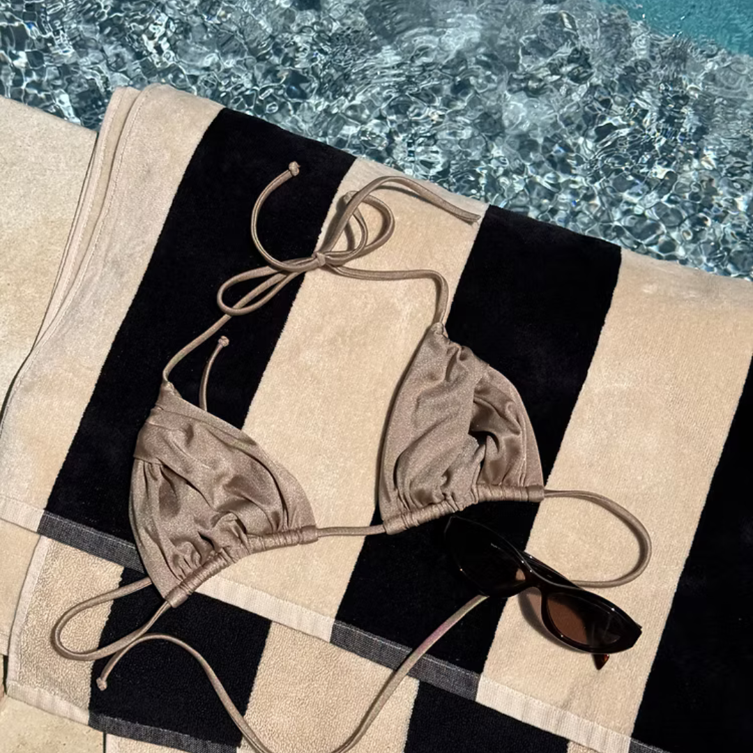 מגבת החוף המושלמת לחוויה גדולה, נוחה ומפנקת! המגבת שלנו עשויה 100% כותנה סרוקה, טבעית ואיכותית. בגודל רחב במיוחד, היא מספקת נוחות ותחושת יוקרה, מושלמת לשימוש אחרי טבילה במים או פשוט כדי לנוח עליה על החוף.