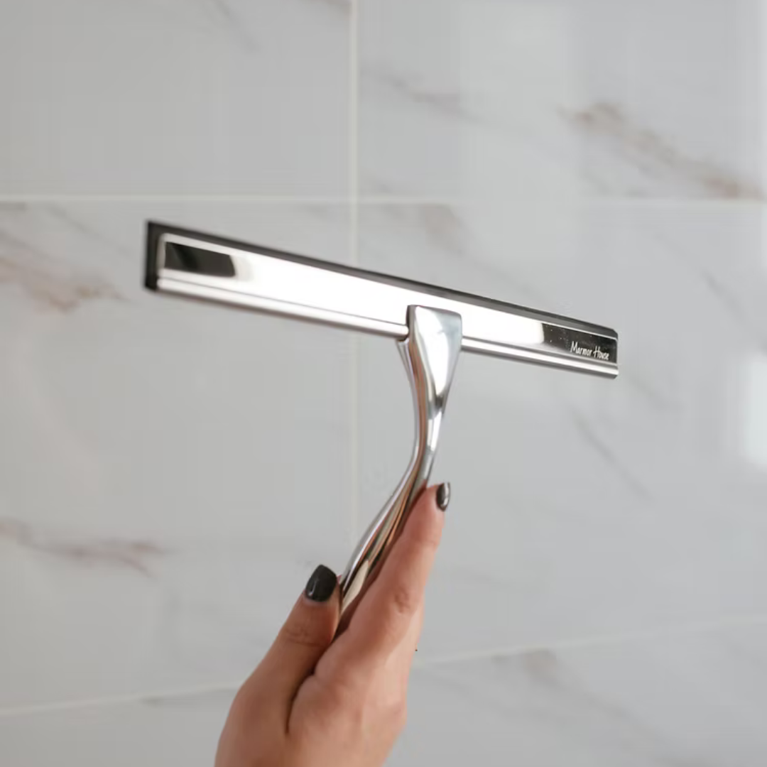 הכירי את מגב כף היד הרב-תכליתי שמקצר את זמני הניקיון ונשאר כמו חדש לאורך זמן. הוא מושלם לניקוי דלתות המקלחת, חלונות זכוכית בבית וברכב, והשיש במטבח.