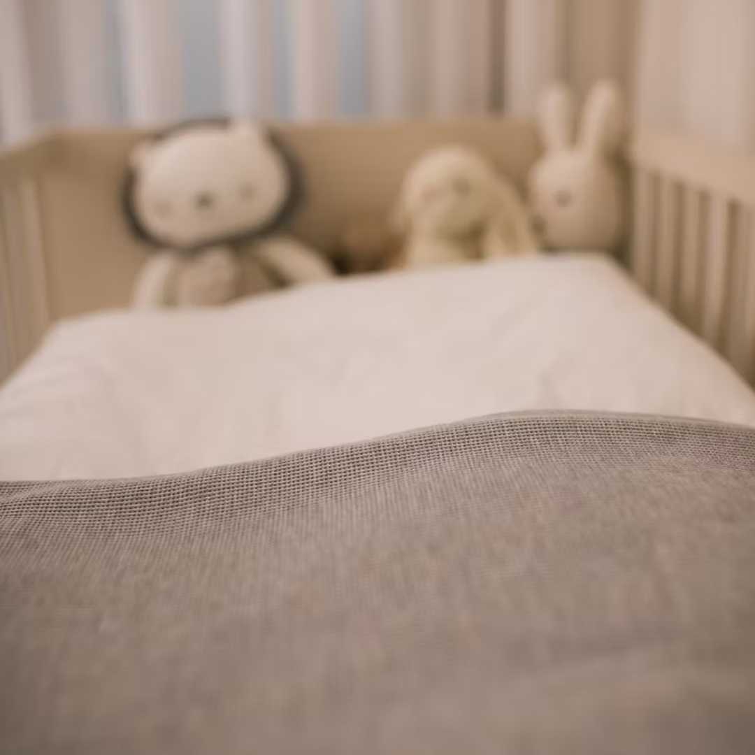 סט מצעים מכותנה מצרית, הנחשבת לאחת מסוגי הכותנה המשובחים בעולם, המעניק רכות ונעימות לחוויית שינה מפנקת במיוחד. מצעים אלו מתאימים באופן מושלם ללול התינוק.