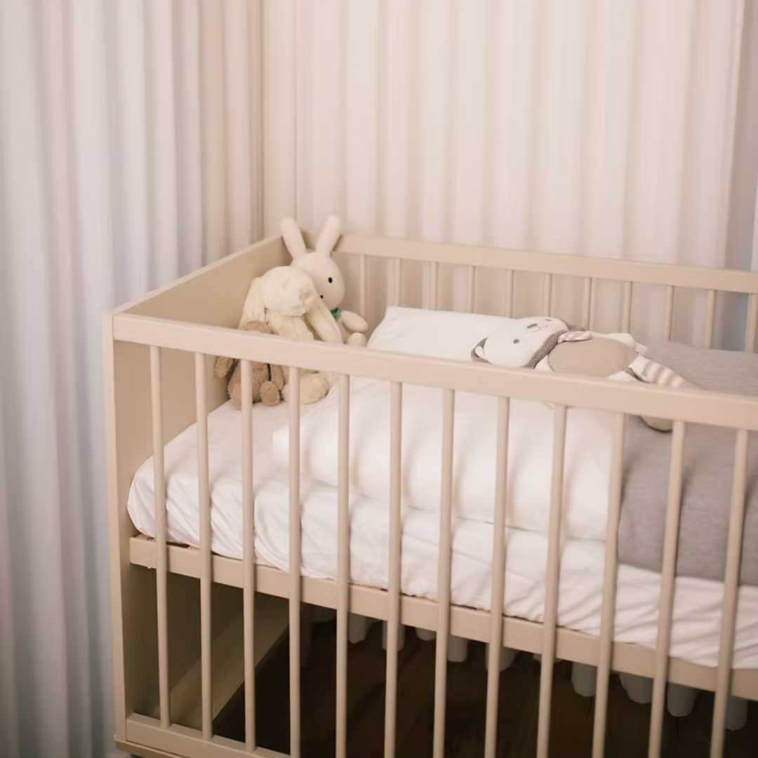 סט מצעים מכותנה מצרית, הנחשבת לאחת מסוגי הכותנה המשובחים בעולם, המעניק רכות ונעימות לחוויית שינה מפנקת במיוחד. מצעים אלו מתאימים באופן מושלם ללול התינוק.