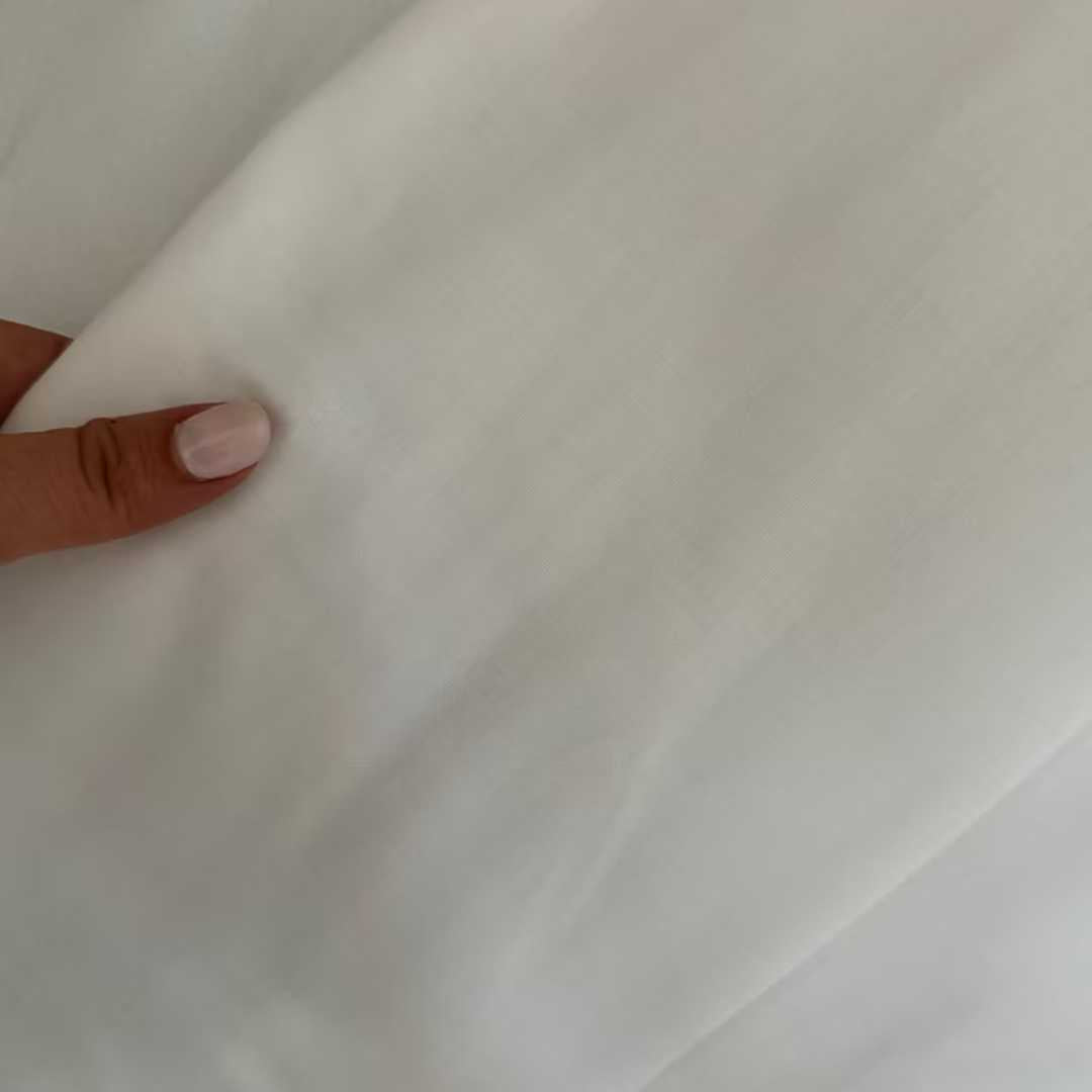 סט מצעים מכותנה מצרית, הנחשבת לאחת מסוגי הכותנה המשובחים בעולם, המעניק רכות ונעימות לחוויית שינה מפנקת במיוחד. מצעים אלו מתאימים באופן מושלם ללול התינוק.