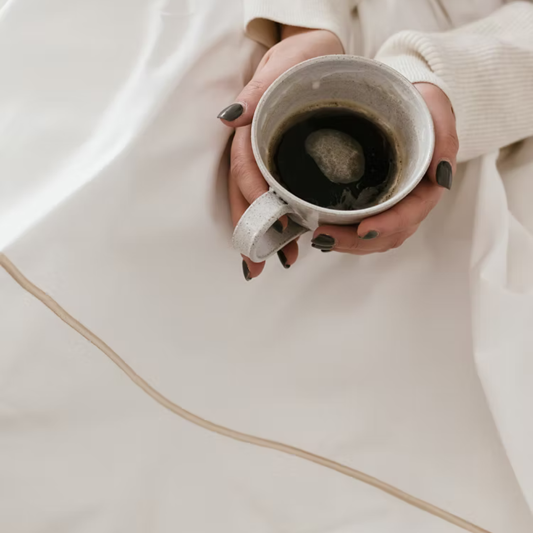 סט מצעים יוקרתי מ-100% כותנה מצרית, הנחשבת לאיכותית והמפנקת ביותר בעולם. הסט מעוצב עם גימור רקמת זהב בהיר ועדינה בציפה ובציפיות, המעניק למיטה מראה מהודר של מלון בוטיק. להשלמת המראה, הוספנו לציפיות מסגרת אוקספורד אלגנטית.