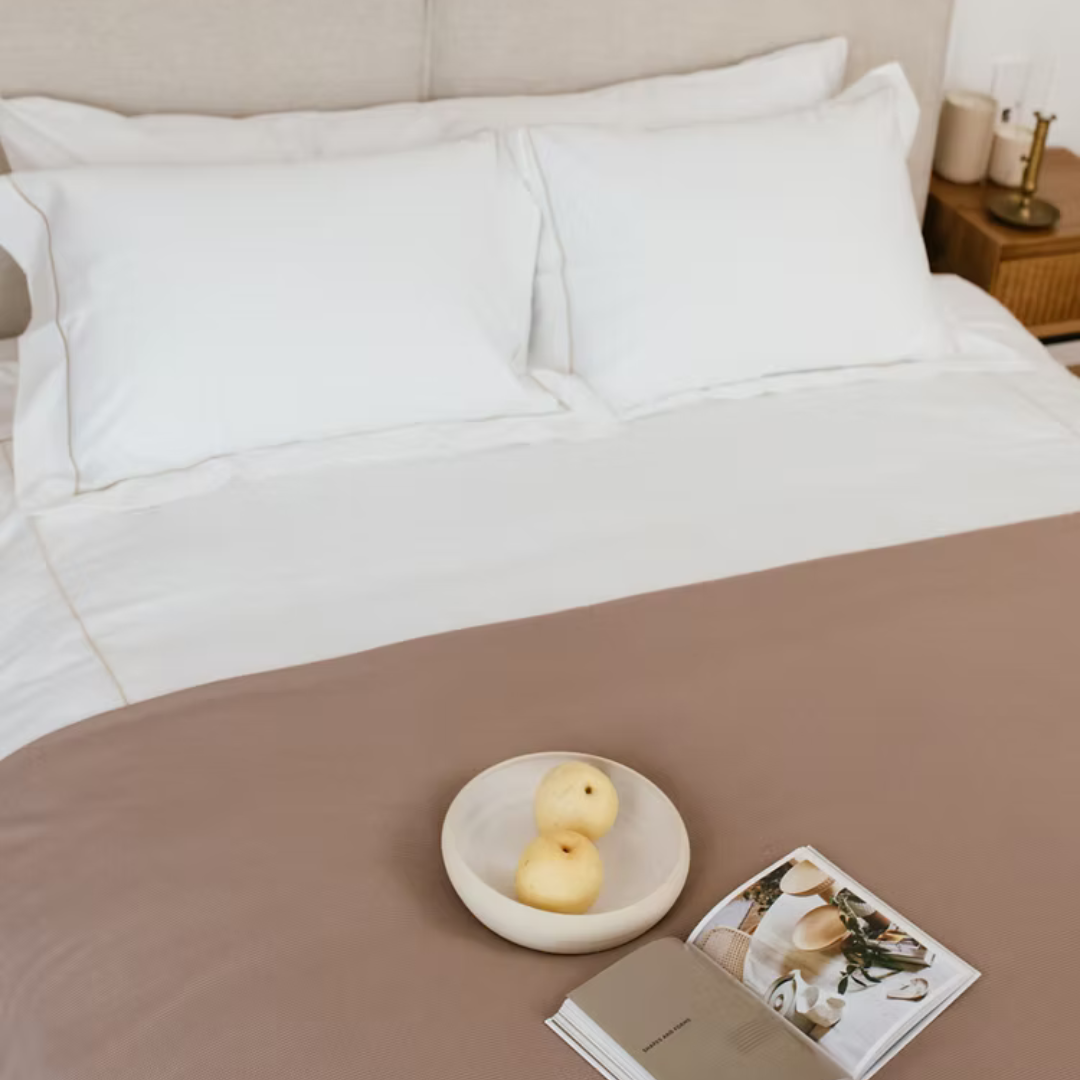 סט מצעים יוקרתי מ-100% כותנה מצרית, הנחשבת לאיכותית והמפנקת ביותר בעולם. הסט מעוצב עם גימור רקמת זהב בהיר ועדינה בציפה ובציפיות, המעניק למיטה מראה מהודר של מלון בוטיק. להשלמת המראה, הוספנו לציפיות מסגרת אוקספורד אלגנטית.