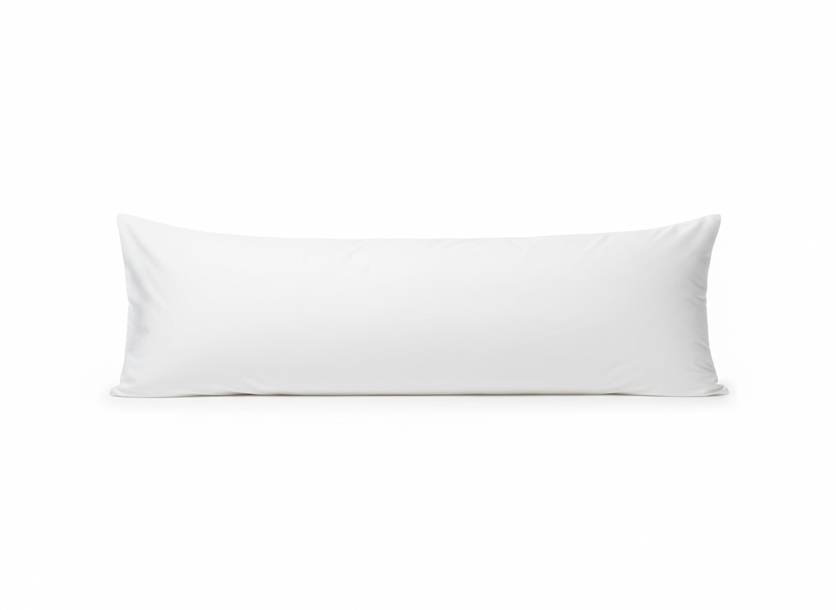 מארז מפנק: כרית ארוכה + ציפית לבנה מכותנה מצרית 500 אינץ'
הכי קרוב לחוויית בית-מלון בבית: כרית ארוכה ורכה במיוחד במילוי דמוי-פלומה, יחד עם ציפית תואמת לבנה עשויה 100% כותנה מצרית באריגת סאטן ובצפיפות 500 חוטים לאינץ'. שילוב שמעניק מגע חלק, רכות מפנקת ותמיכה נעימה – לשינה זוגית, לנשים בהריון והנקה, לקריאה במיטה וגם כפריט נוי אלגנטי.